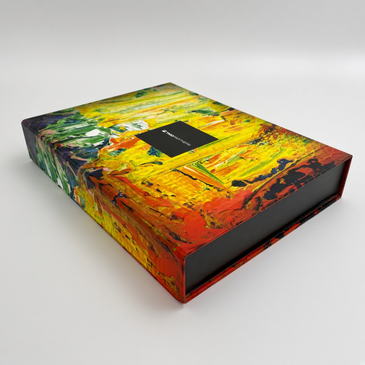 Magnetic box with varnished print